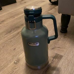 • Stanley Classic Growler 64oz 10-01941-001 EUC •